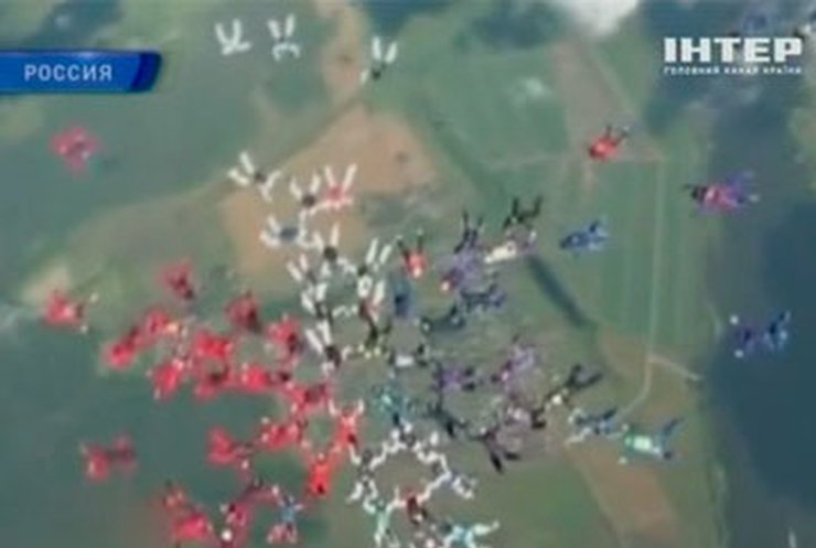 В Подмосковье женщины-парашютисты установили новый мировой рекорд