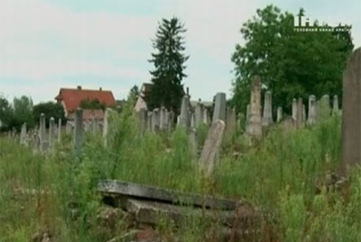 В Венгрии вандалы осквернили кладбище в Капошваре