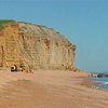 На британском пляже обвалилась скала. Один человек погиб