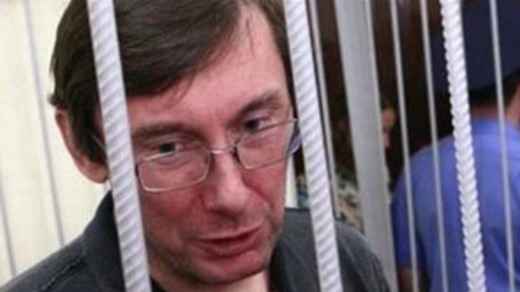 Луценко требует вызвать в суд Януковича
