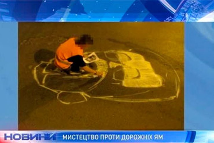 В Екатеринбурге коммунальщики залатали "художественные" ямы на дорогах