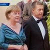 Меркель вызвала недоумение появившись на фестивале в старом платье