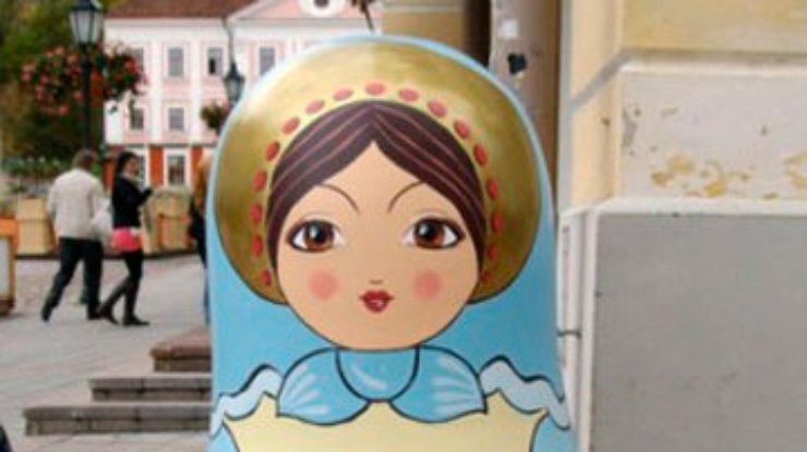 Эстонский хулиган напал на матрешку возле русского ресторана