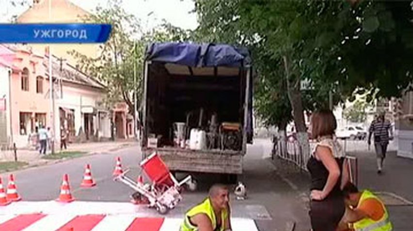 Жители Ужгорода за свои деньги монтируют пешеходные переходы