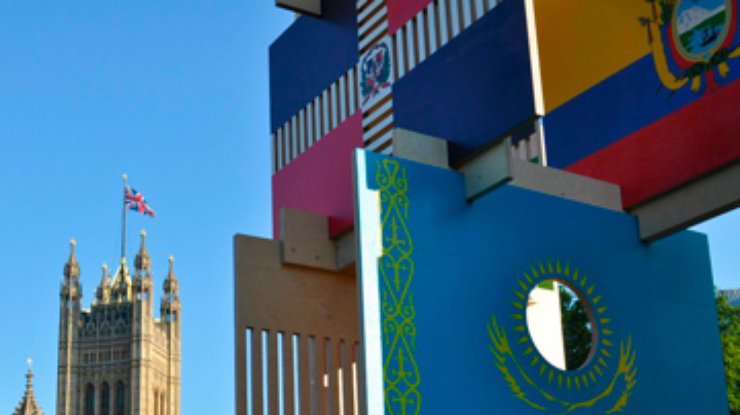 В Лондоне установили флаг Казахстана с дыркой вместо солнца (фото)
