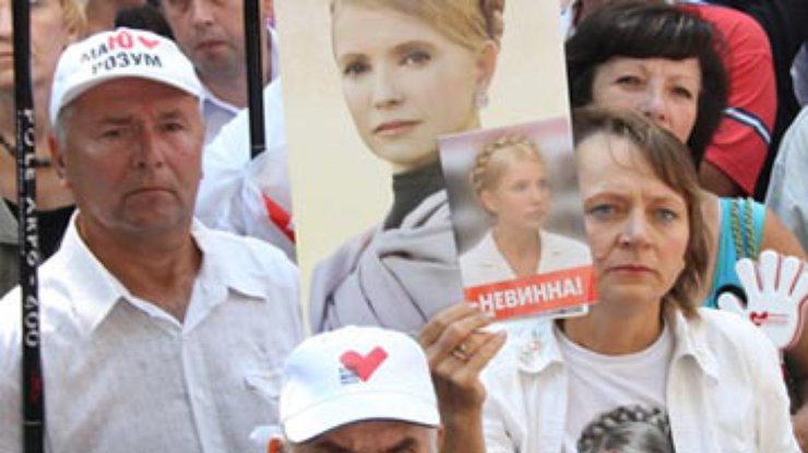 Под харьковским судом собрались сторонники и противники Тимошенко