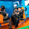 Лидер Северной Кореи покатался с иностранными послами на качелях
