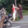 Китаянка использовала резиновую женщину вместо дорожного знака