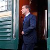Медведев, совершая рабочий визит, сошел с поезда полакомиться квасом