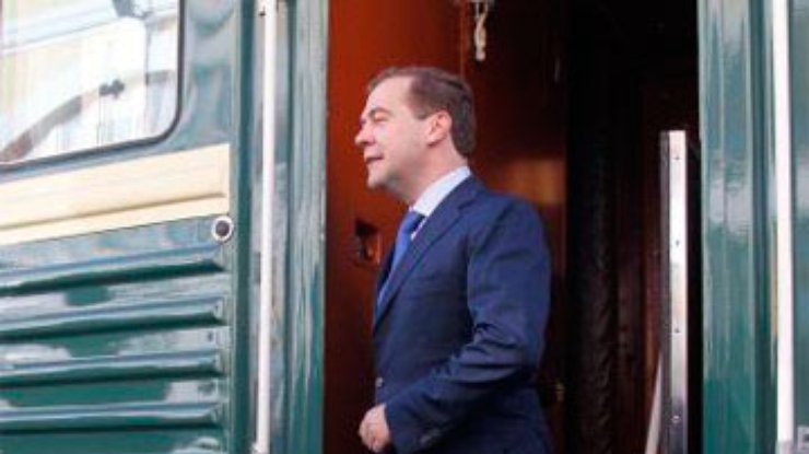 Медведев, совершая рабочий визит, сошел с поезда полакомиться квасом
