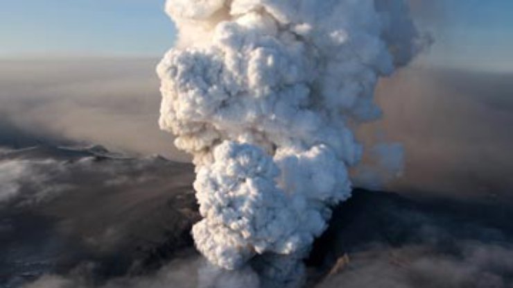 В Новой Зеландии начал извергаться вулкан Тонгариро