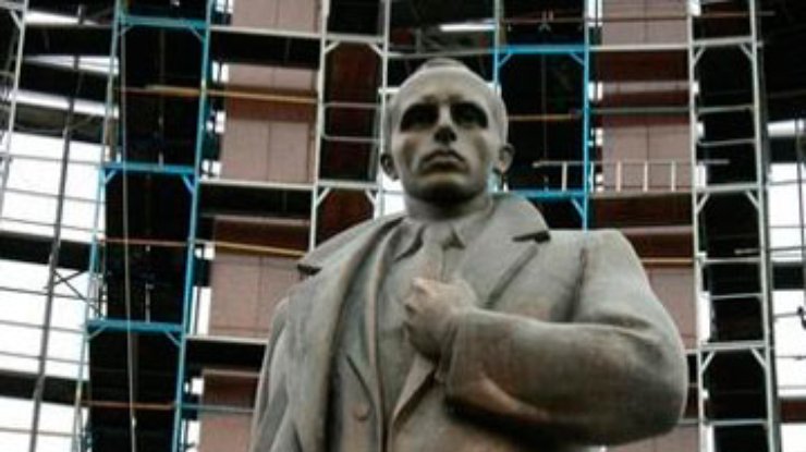 Львов закупает для школ учебники истории с Бандерой-героем