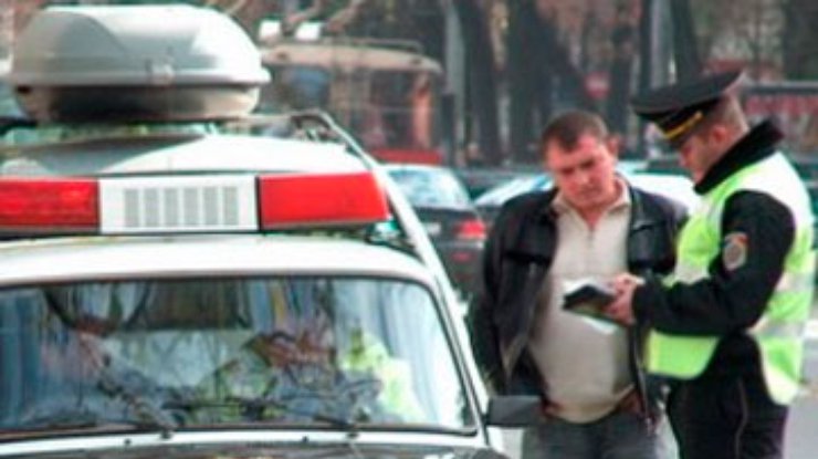 Молдавским гаишникам запретили есть и курить на посту
