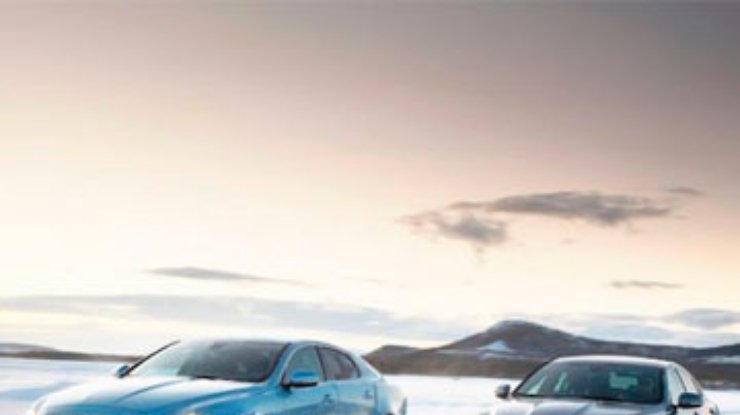 Новые Jaguar XF и XJ встали на "четыре лапы"