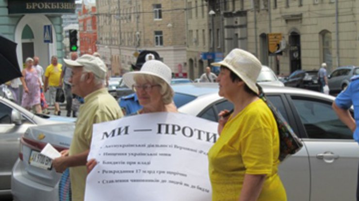 В Харькове под горсоветом митингуют против "языка"