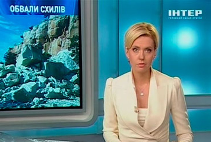 Двое человек попали под камнепад в Крыму
