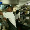 Рестораны с "тюремным" персоналом стали популярными среди американцев
