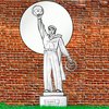 Художники установили памятник правому рулю во Владивостоке