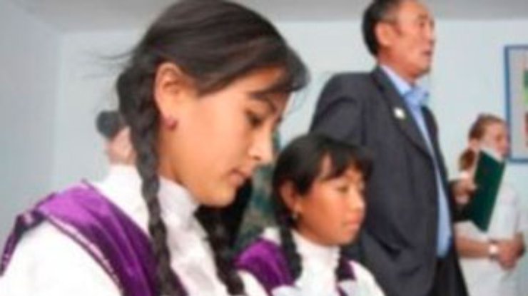 Школьниц Узбекистана обязали носить косички