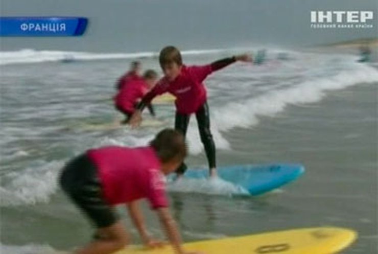 Французы организовали школу серфинга для дошкольников