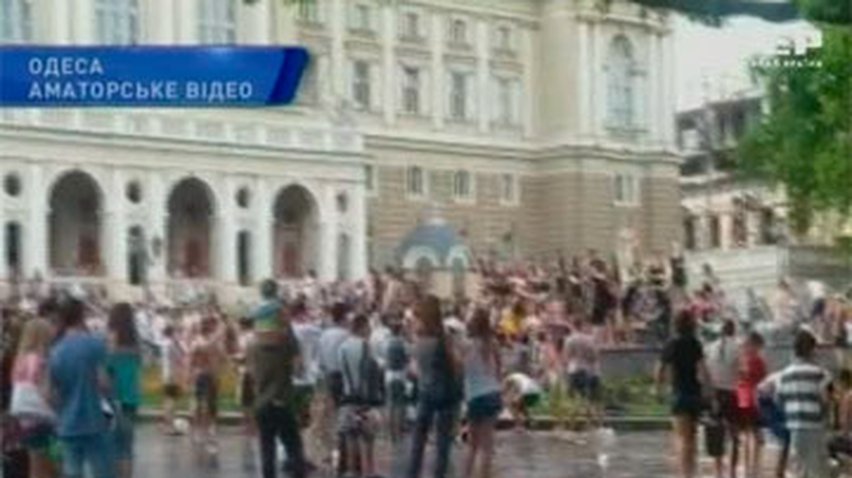 Участники флешмоба в Одессе повредили городской фонтан