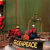 Активисты Greenpeace осадили нефтяную вышку "Газпрома" в Арктике