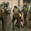 Тысячи чилийских школьников устроили потасовку с полицией