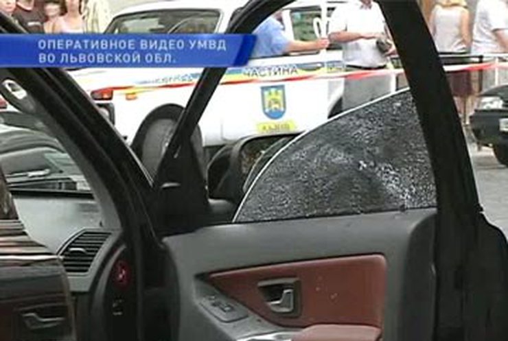 В центре Львова неизвестные расстреляли джип