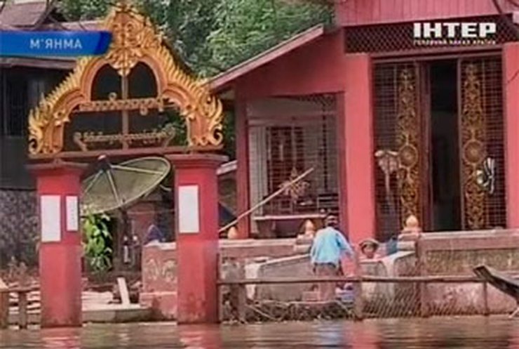 В Мьянме из-за наводнения эвакуируют почти 100 тысяч человек