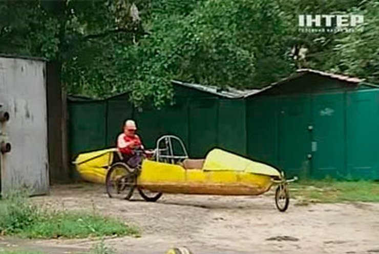 Киевский конструктор из самолета, велосипеда и кровати создал веломобиль