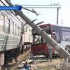 В Азербайджане поезд переехал пассажирский автобус
