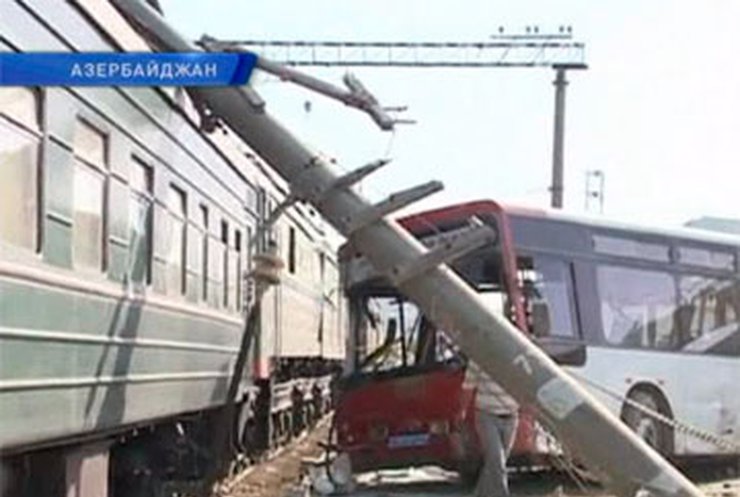 В Азербайджане поезд переехал пассажирский автобус