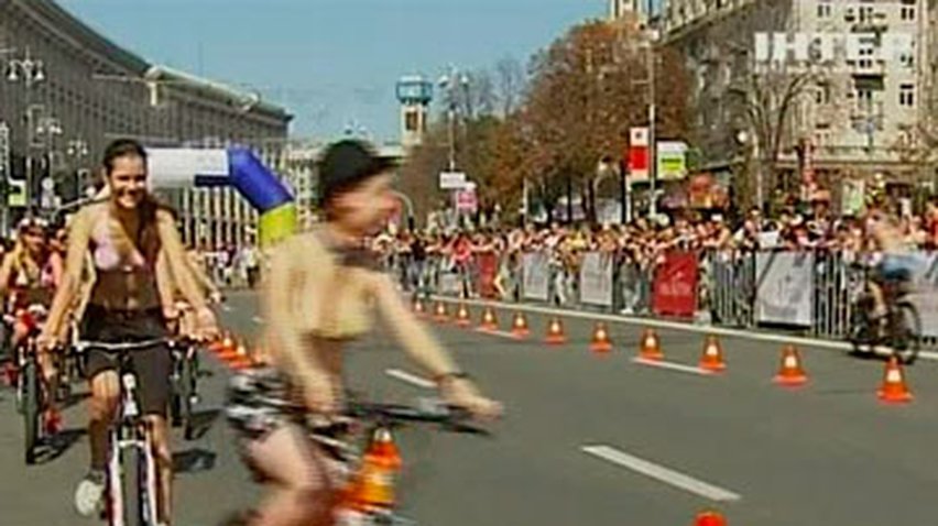 В Киеве провели женскую велогонку в купальниках