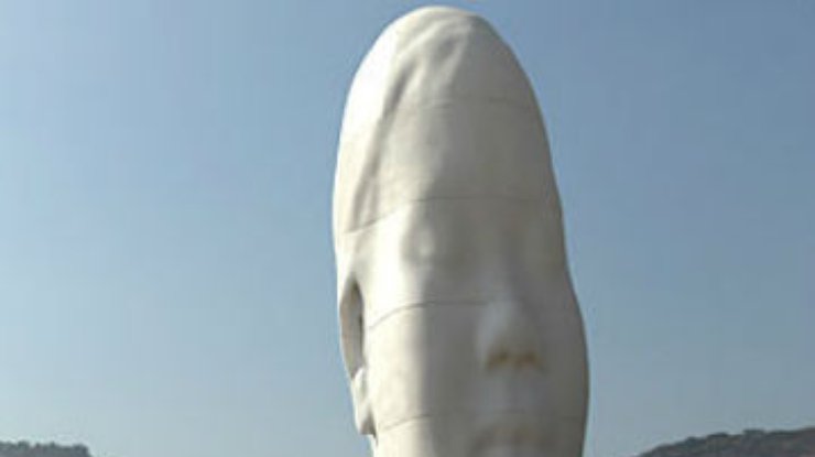 В Бразилии установили гигантскую мечтающую голову