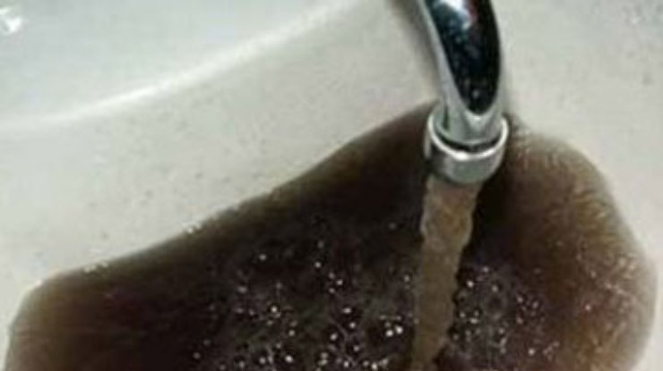 В Житомире из кранов течет мутная вода с неприятным запахом