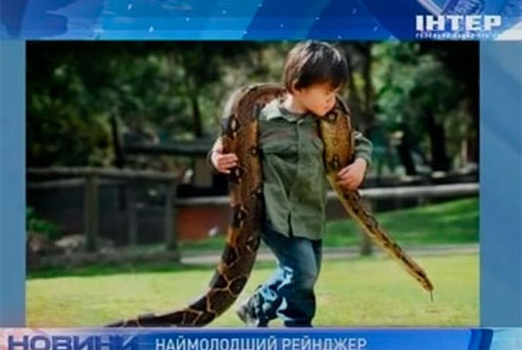 В Австралии смотрителем за змеями стал двухлетний мальчик