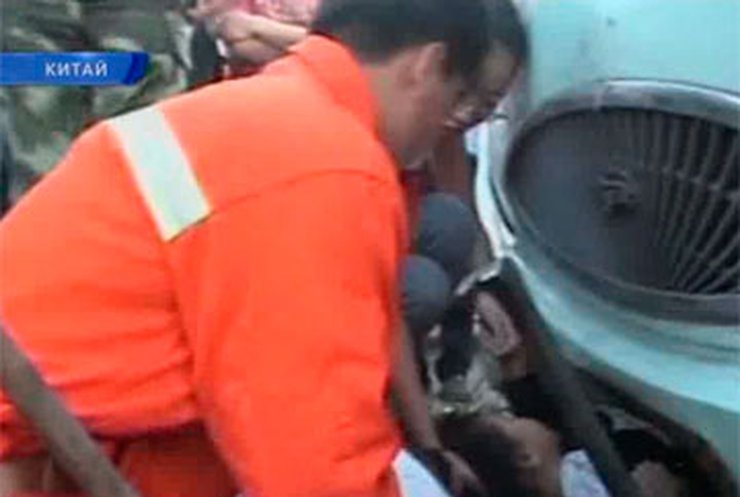 В Китае трехлетняя девочка, попав под автобус, отделалась испугом