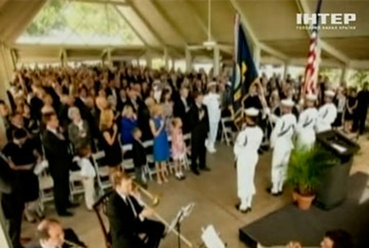 Нила Армстронга похоронят в море