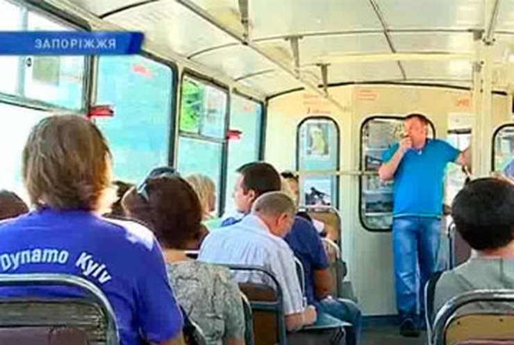 В Запорожье начал работу экскурсионный троллейбус