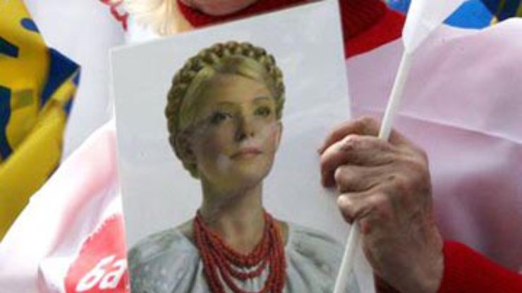 Под судом, где рассмотрят дело Тимошенко по ЕЭСУ, собираются митингующие