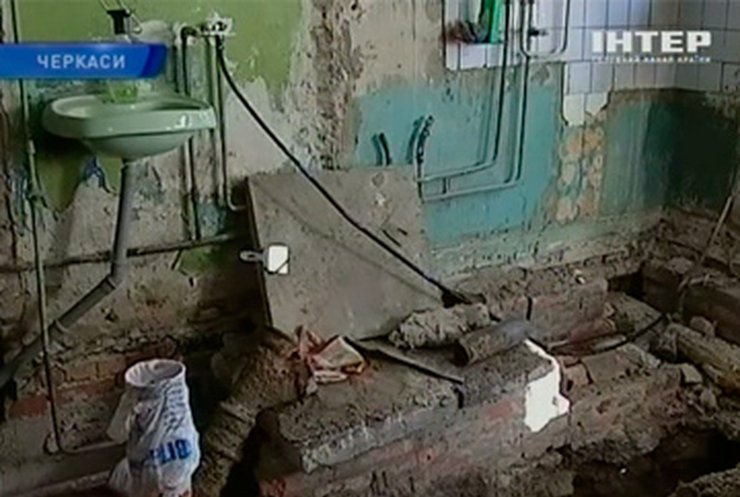 В Черкассах из-за прорыва канализации рухнули стены квартиры