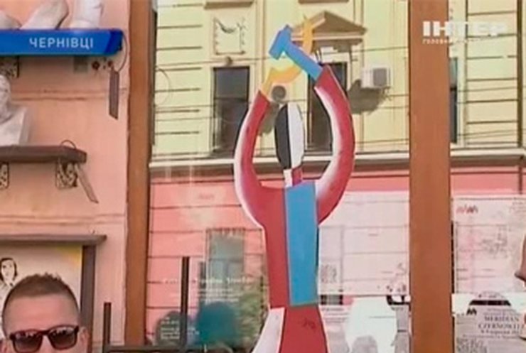 В Черновцах поставили памятник неизвестному депутату