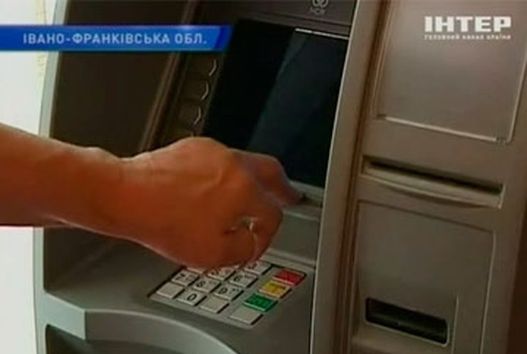 На Прикарпатье задержали воров, которые снимали деньги с кредиток