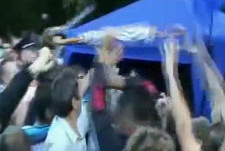 Жители Мариуполя подрались за бесплатные зонтики от Партии Регионов