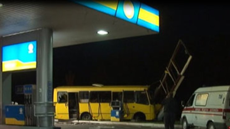 Авария на Харьковщине: Маршрутка, столкнувшись с джипом, едва не протаранила заправку