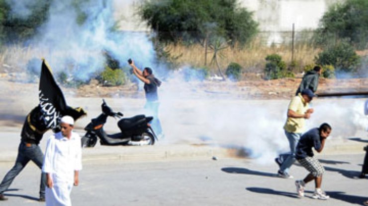 Территорию посольства США в Тунисе очистили от демонстрантов