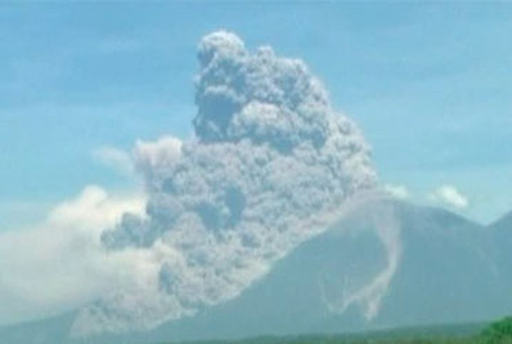 Возле столицы Гватемалы извергается вулкан Фуэго