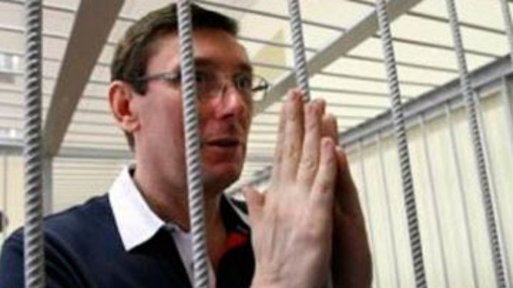 Луценко сшил в колонии свои первые перчатки