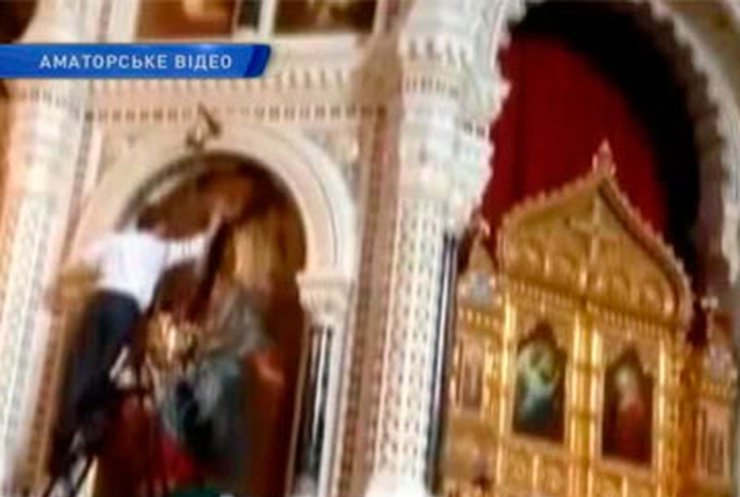 Сторонник Pussy Riot облил чернилами икону в Храме Христа Спасителя