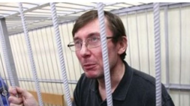 Как Луценко моет пол, служивые снимают на видео